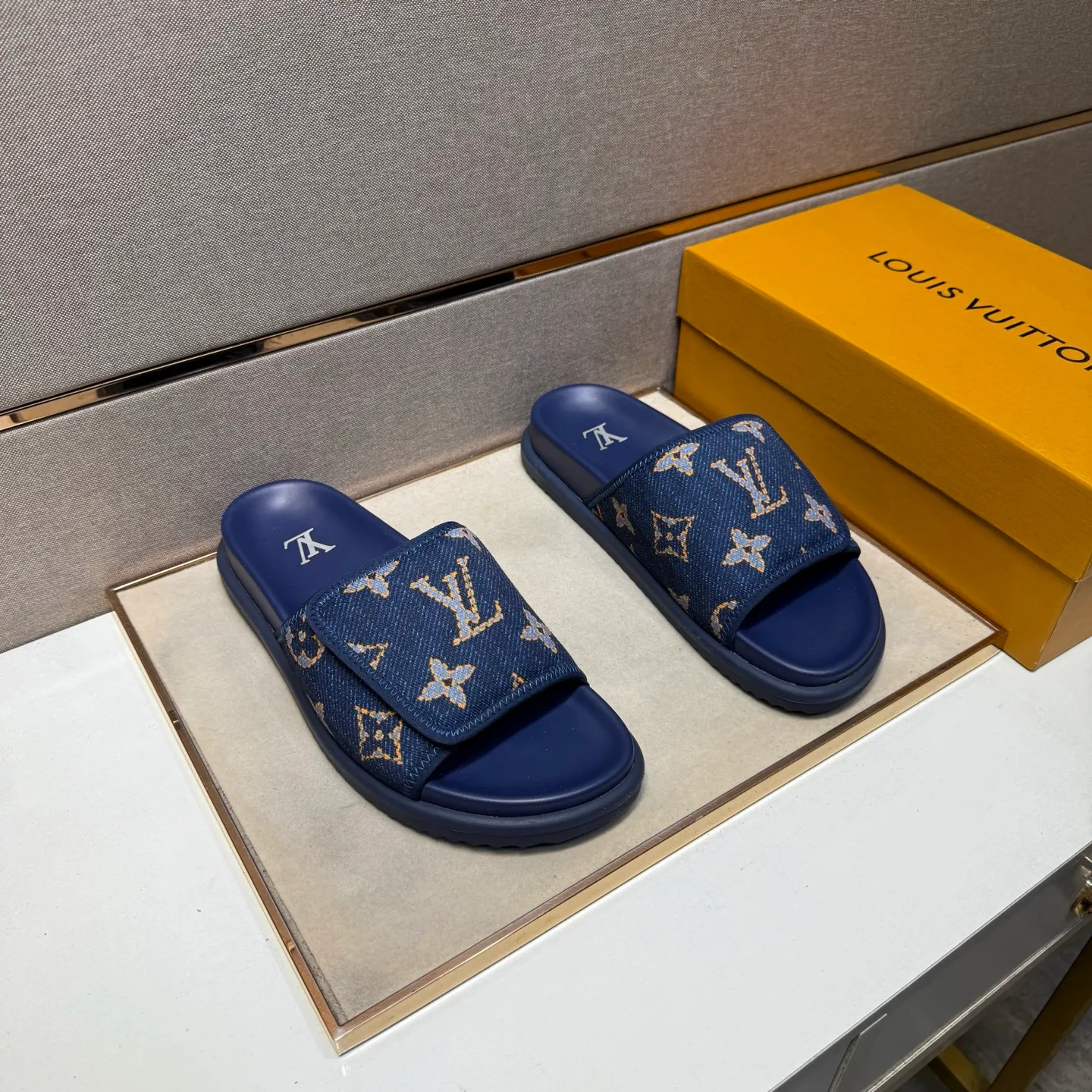 ⬛️Men's shoes 💰p320 [LV～] Men's casual slippers 2025z cabinet sales simultaneously 🔶Size: 38-44 #️⃣ 🔷2 colors🔜The upper is made of multi-material splicing➕Genuine leather lining, comfortable and breathable, sole: original comfortable and wear-resistant outsole, ⚠️Real shot📱Photographed🎬The real thing is better📢📢📢